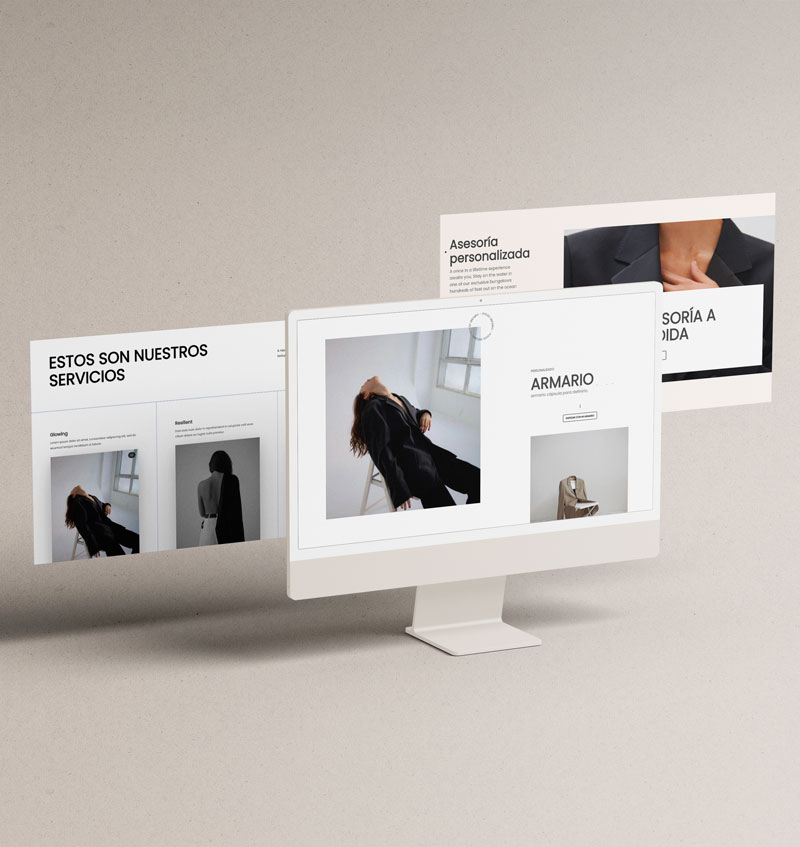 mockup de mac con tres diseños web en las pantallas