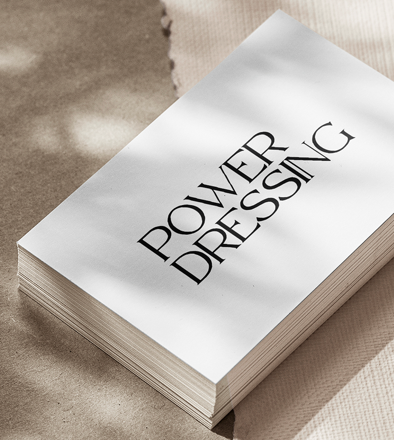 tarjetas blancas sobre piedra y papel con sombras, y un diseño de logo tipográfico impreso